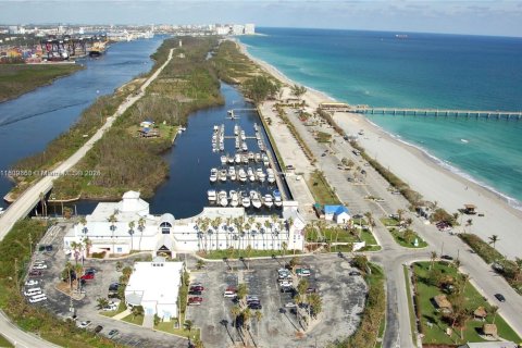 Купить кондоминиум в Дания-Бич, Флорида 2 спальни, 64.1м2, № 1958260 - фото 9