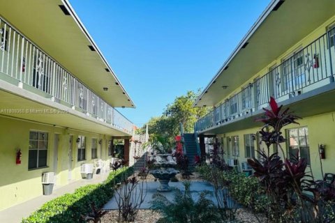 Купить кондоминиум в Дания-Бич, Флорида 2 спальни, 64.1м2, № 1958260 - фото 1