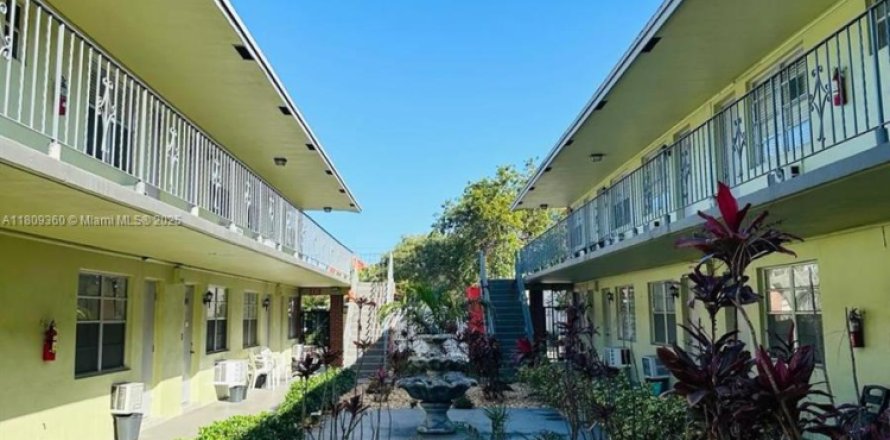 Кондоминиум с 2 спальнями в Дания-Бич, Флорида № 1958260