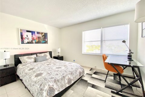Condo in Hallandale Beach, Florida, 2 bedrooms  № 2016308 - photo 18