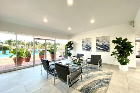 Condo in Hallandale Beach, Florida, 2 bedrooms  № 2016308 - photo 23