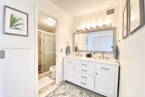 Condo in Hallandale Beach, Florida, 2 bedrooms  № 2016308 - photo 14