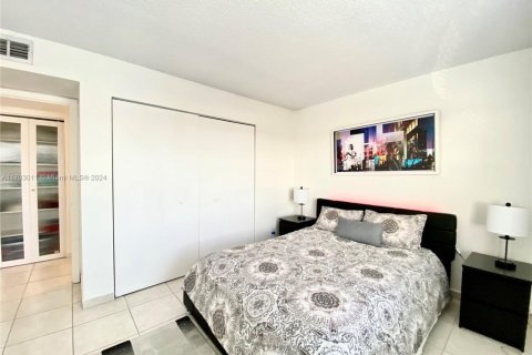 Condo in Hallandale Beach, Florida, 2 bedrooms  № 2016308 - photo 16