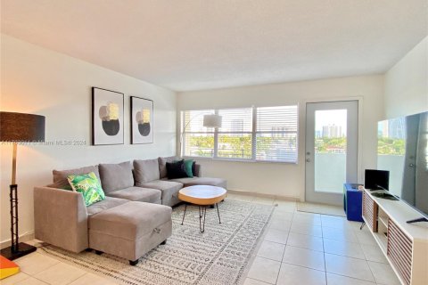 Condo in Hallandale Beach, Florida, 2 bedrooms  № 2016308 - photo 4