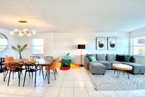 Condo in Hallandale Beach, Florida, 2 bedrooms  № 2016308 - photo 5