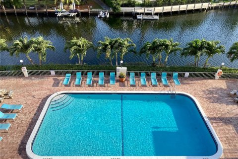 Condo in Hallandale Beach, Florida, 2 bedrooms  № 2016308 - photo 24