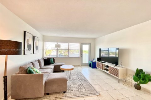 Condo in Hallandale Beach, Florida, 2 bedrooms  № 2016308 - photo 7