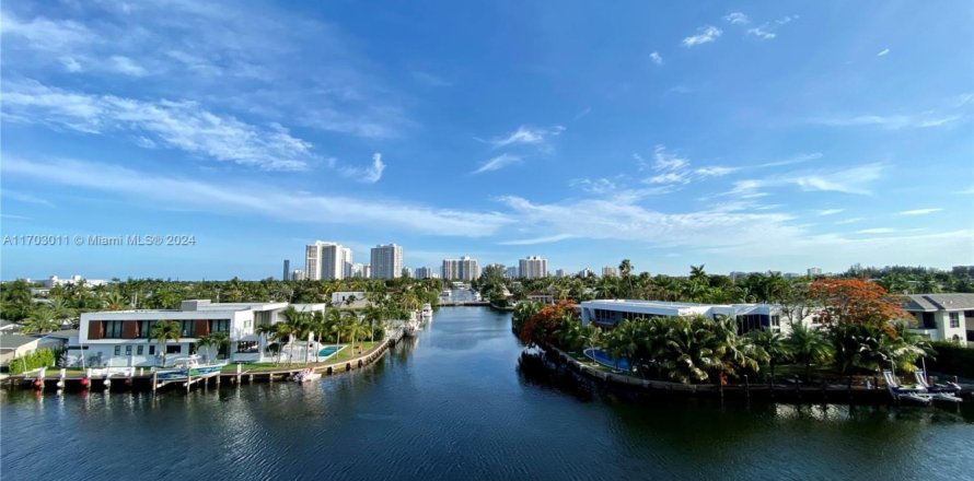 Condo in Hallandale Beach, Florida, 2 bedrooms  № 2016308