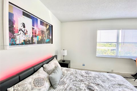 Condo in Hallandale Beach, Florida, 2 bedrooms  № 2016308 - photo 17