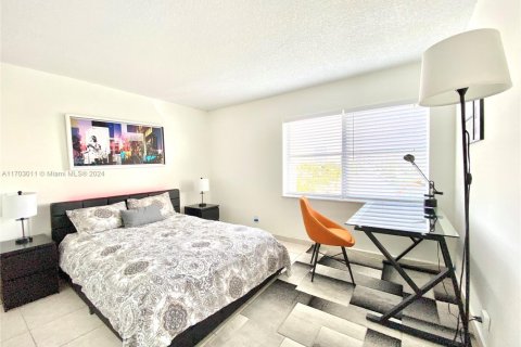 Condo in Hallandale Beach, Florida, 2 bedrooms  № 2016308 - photo 15