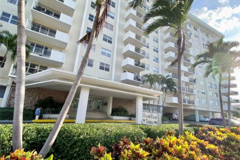 Condo in Hallandale Beach, Florida, 2 bedrooms  № 2016308 - photo 27
