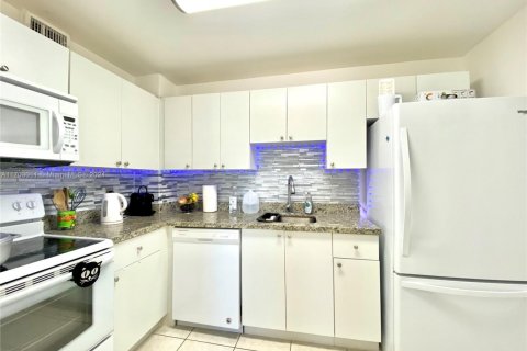 Condo in Hallandale Beach, Florida, 2 bedrooms  № 2016308 - photo 2