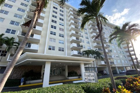 Condo in Hallandale Beach, Florida, 2 bedrooms  № 2016308 - photo 28
