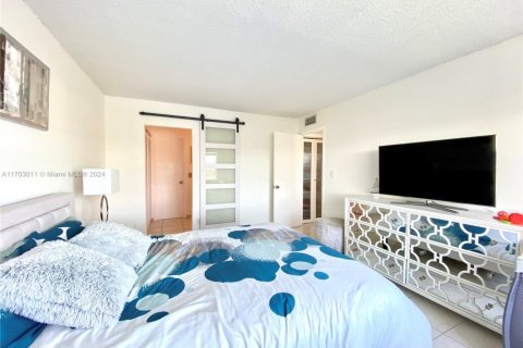 Condo in Hallandale Beach, Florida, 2 bedrooms  № 2016308 - photo 13