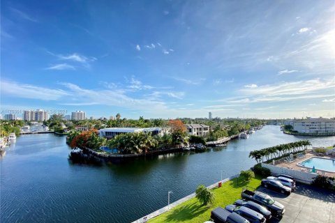 Condo in Hallandale Beach, Florida, 2 bedrooms  № 2016308 - photo 20