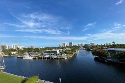 Condo in Hallandale Beach, Florida, 2 bedrooms  № 2016308 - photo 19