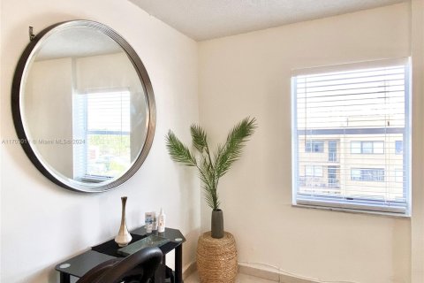 Condo in Hallandale Beach, Florida, 2 bedrooms  № 2016308 - photo 6