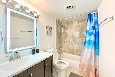 Condo in Hallandale Beach, Florida, 2 bedrooms  № 2016308 - photo 9