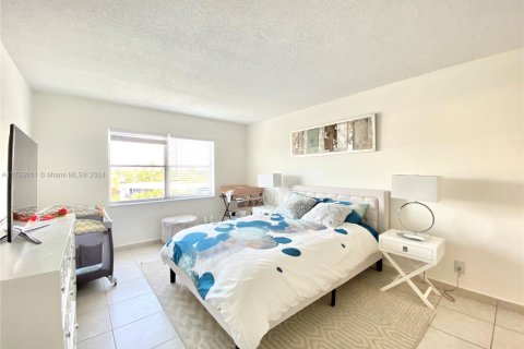 Condo in Hallandale Beach, Florida, 2 bedrooms  № 2016308 - photo 11