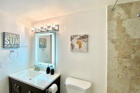 Condo in Hallandale Beach, Florida, 2 bedrooms  № 2016308 - photo 10