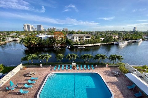 Condo in Hallandale Beach, Florida, 2 bedrooms  № 2016308 - photo 25