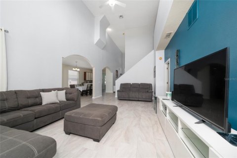 Villa ou maison à vendre à Kissimmee, Floride: 5 chambres, 210.7 m2 № 2143778 - photo 4