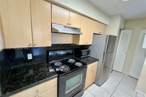 Condominio en alquiler en Hollywood, Florida, 1 dormitorio, 78.13 m2 № 2055490 - foto 4