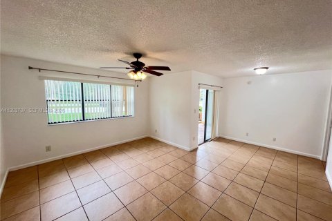 Condominio en alquiler en Hollywood, Florida, 1 dormitorio, 78.13 m2 № 2055490 - foto 2