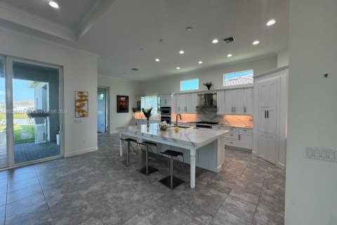 House in Westlake, Florida 5 bedrooms, 347.27 sq.m. № 1809471 - photo 6