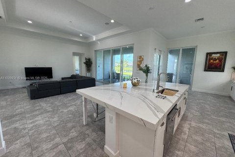 House in Westlake, Florida 5 bedrooms, 347.27 sq.m. № 1809471 - photo 11