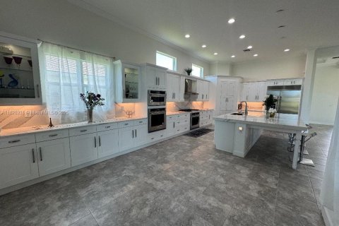 House in Westlake, Florida 5 bedrooms, 347.27 sq.m. № 1809471 - photo 5