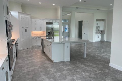 House in Westlake, Florida 5 bedrooms, 347.27 sq.m. № 1809471 - photo 24