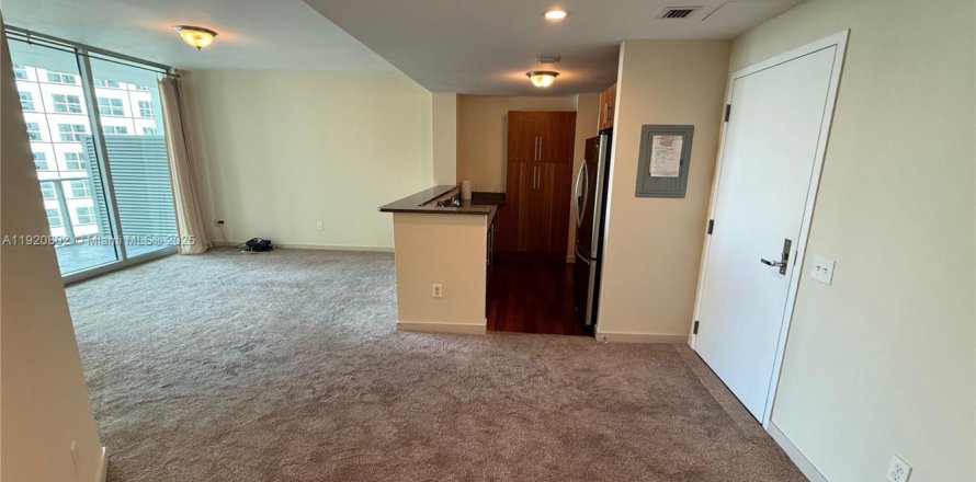 Condominio en Miami, Florida, 1 dormitorio  № 1974936