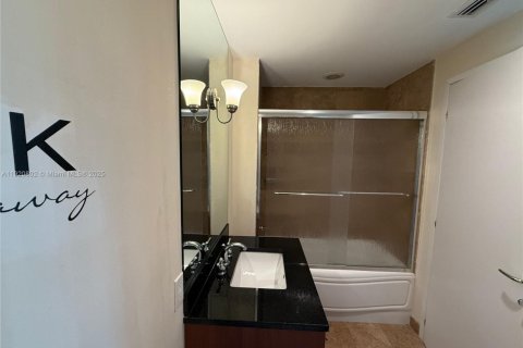 Condominio en alquiler en Miami, Florida, 1 dormitorio, 68.1 m2 № 1974936 - foto 16