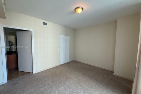 Condominio en alquiler en Miami, Florida, 1 dormitorio, 68.1 m2 № 1974936 - foto 12
