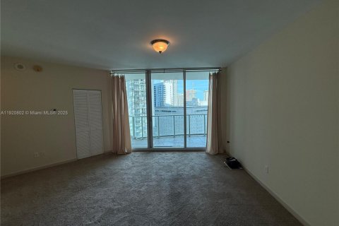 Condominio en alquiler en Miami, Florida, 1 dormitorio, 68.1 m2 № 1974936 - foto 13