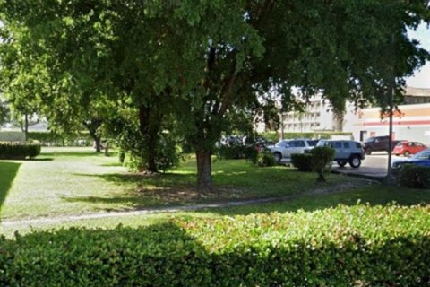 Commercial property in Hialeah Gardens, Florida № 1861783 - photo 1