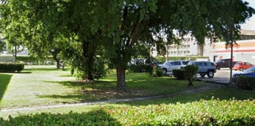 Commercial property in Hialeah Gardens, Florida № 1861783