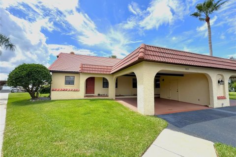Townhouse in Crystal River, Florida 3 bedrooms, 158.31 sq.m. № 2402746 - photo 2