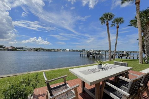 Townhouse in Crystal River, Florida 3 bedrooms, 158.31 sq.m. № 2402746