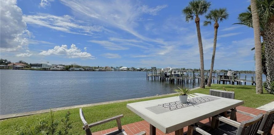 Townhouse in Crystal River, Florida 3 bedrooms, 158.31 sq.m. № 2402746