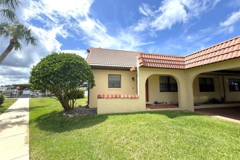 Townhouse in Crystal River, Florida 3 bedrooms, 158.31 sq.m. № 2402746 - photo 3