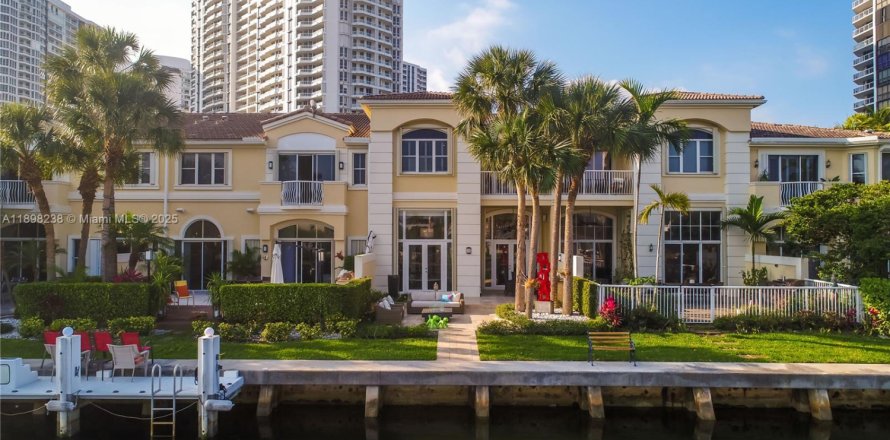 Townhouse in Aventura, Florida 4 bedrooms, 297.29 sq.m. № 1949445