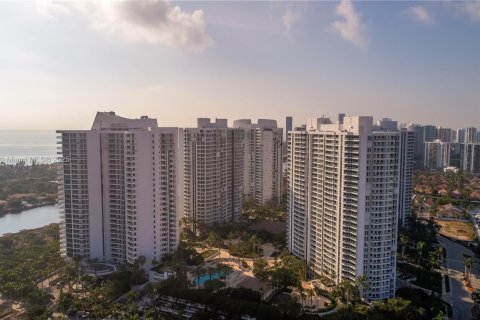 Townhouse in Aventura, Florida 4 bedrooms, 297.29 sq.m. № 1949445 - photo 6