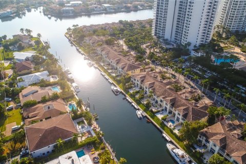 Townhouse in Aventura, Florida 4 bedrooms, 297.29 sq.m. № 1949445 - photo 9