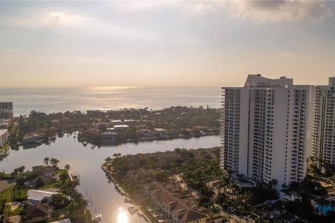 Townhouse in Aventura, Florida 4 bedrooms, 297.29 sq.m. № 1949445 - photo 8