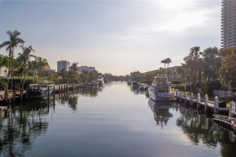 Townhouse in Aventura, Florida 4 bedrooms, 297.29 sq.m. № 1949445 - photo 2