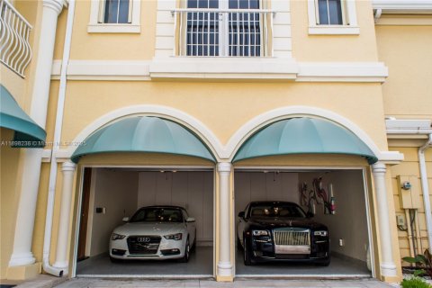 Townhouse in Aventura, Florida 4 bedrooms, 297.29 sq.m. № 1949445 - photo 24