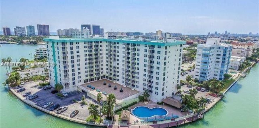 Кондоминиум с 1 спальней в Бей-Харбор-Айлендс, Флорида № 2043600