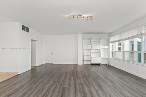 Condo in Miami Beach, Florida, 1 bedroom  № 1863665 - photo 27